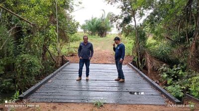 Imagem da notícia Prefeito entrega obra em ponte de madeira e comemora investimento em Alcinópolis